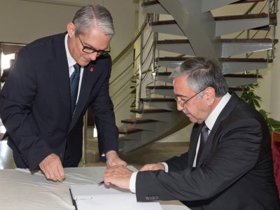 Akıncı signed the book of condolence