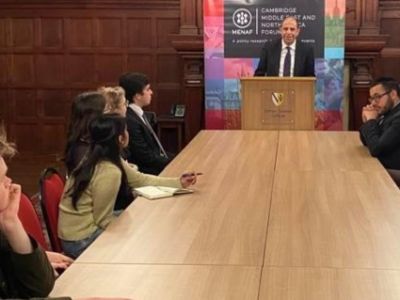 Minister Özersay gave a briefing at UK Cambridge University