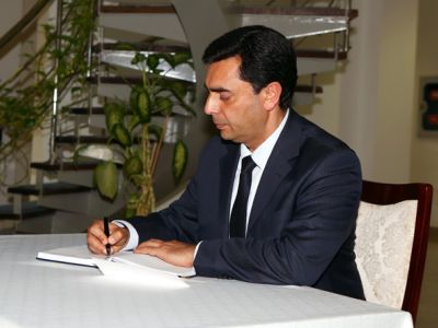 Foreign Minister Nami signs book of condolence