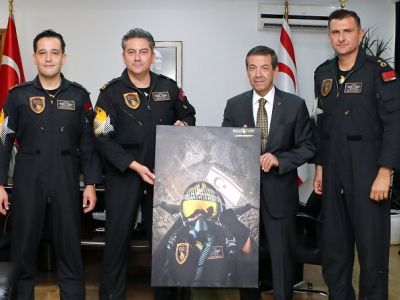 Minister Ertuğruloğlu receives the pilots of SOLOTÜRK