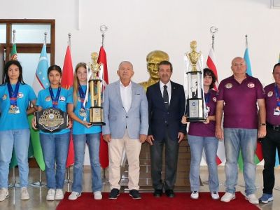 Minister Ertuğruloğlu receives Taekwondo National Team athletes and instructors
