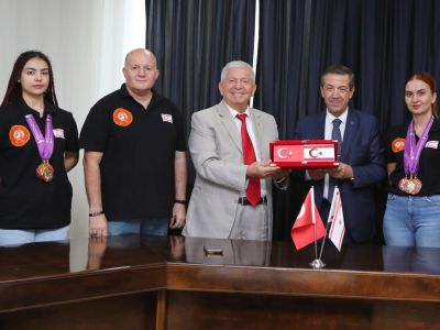 Ertuğruloğlu receives TRNC Taekwondo Team