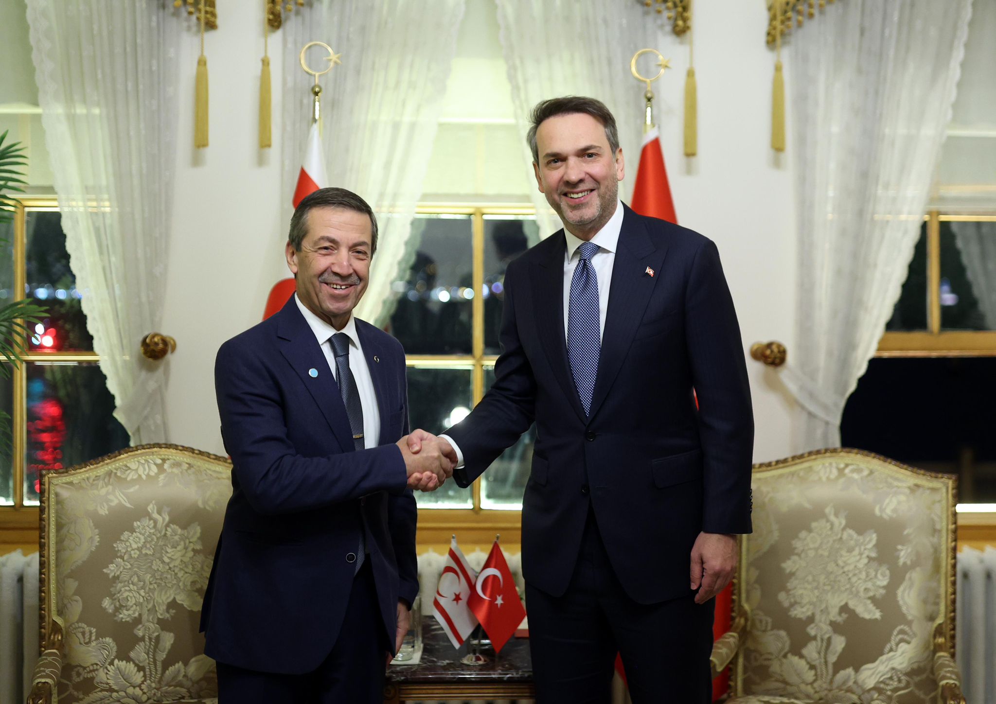 Minister Ertuğruloğlu meets with Bayraktar 