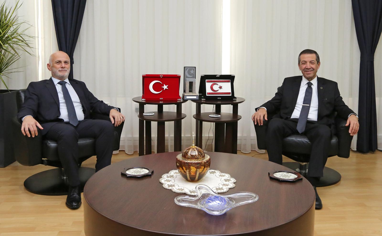 Dışişleri Bakanı Ertuğruloğlu, TAK heyetini kabul etti