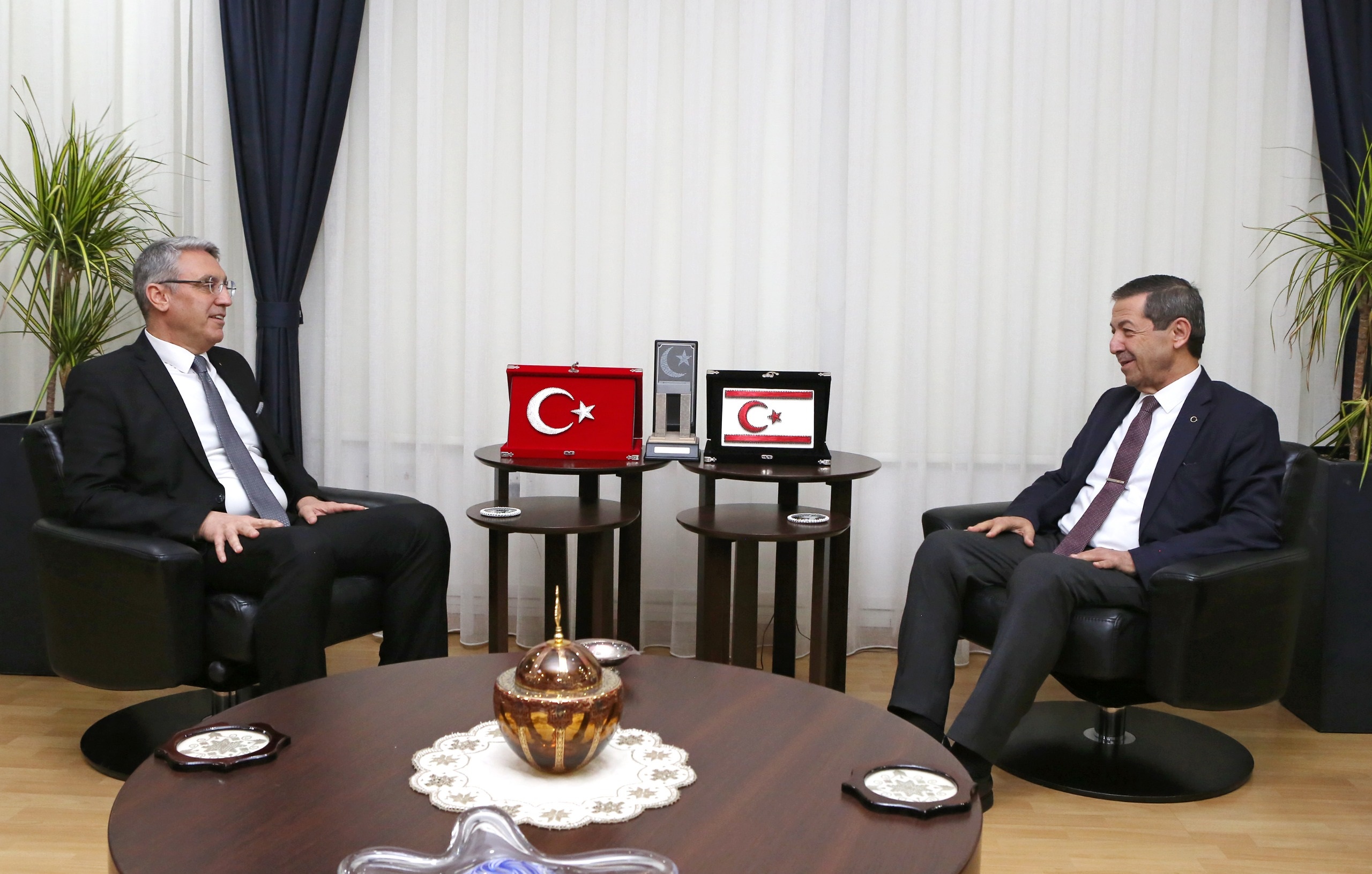 Dışişleri Bakanı Ertuğruloğlu, Büyükelçi Özügergin’i kabul etti